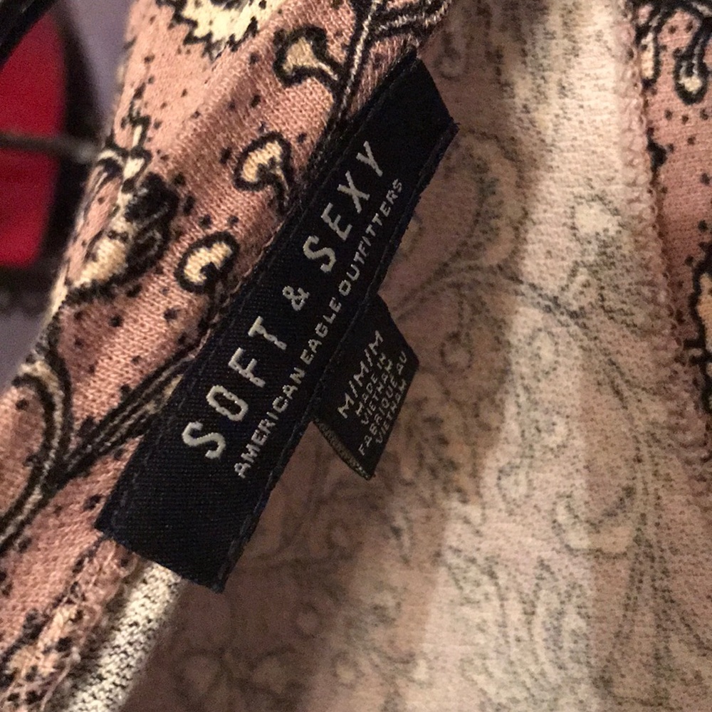 AE Gorgeous floral cold shoulder top size M - Picture 4 of 4